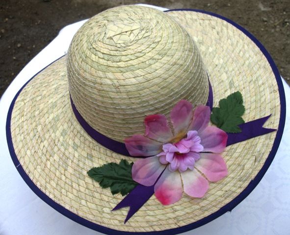 SOMBRERETA PARA DAMA $25 
Hermosa sombreta para dama, material cinta de palma, delgada y ligera con orilla. Con banda de color y u una flor para resaltar la sombrereta. Colores: Variados.