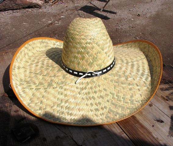 Sombrero GRANDE de Palma Natural Unitalla Ideal para playa, trabajo bajo el sol, para venderse en zonas turísticas. Tambien para para animacion de fiestas como carnavales, animacion en atros, partidos de fut bol etc. ES UN SOMBRERO DE GRAN TAMAÑO, RESISTE